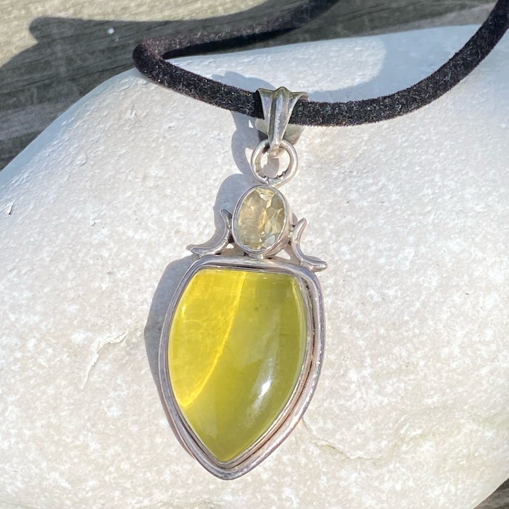 SOLD💲Citrine & glass .925 Sterling Silver triple moon goddess necklace on velvet - Picture 3 of 8